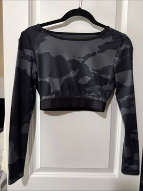 BETTER BODIES Black & Gray Camo Long-Sleeve Cropped Top